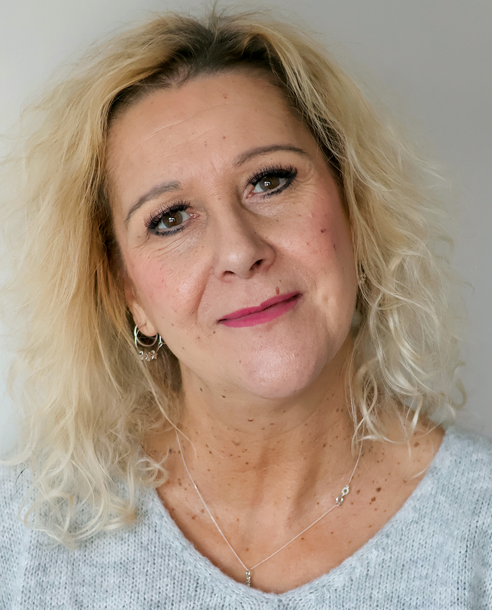 JaineHoneywell08RT Jaine Honeywell ~ Professional Independent Celebrant in Sussex Jaine Honeywell pic